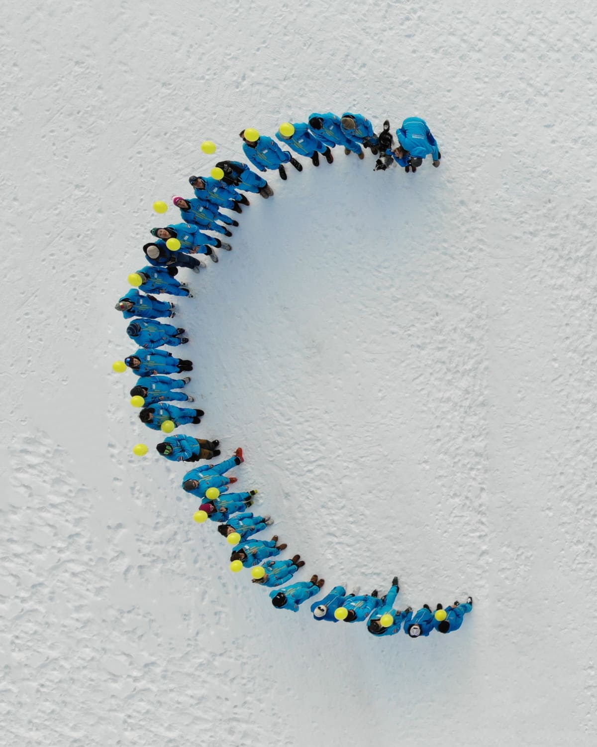 Skilehrer/Innen bilden den Buchstaben C