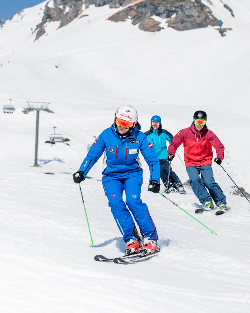Skifahren mit Erwachsenen in Gruppenkursen