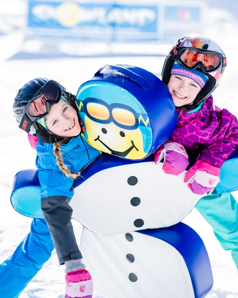 Children having fun in Snowland, the children's area of the CSA Kinderskischule Silvia Grillitsch