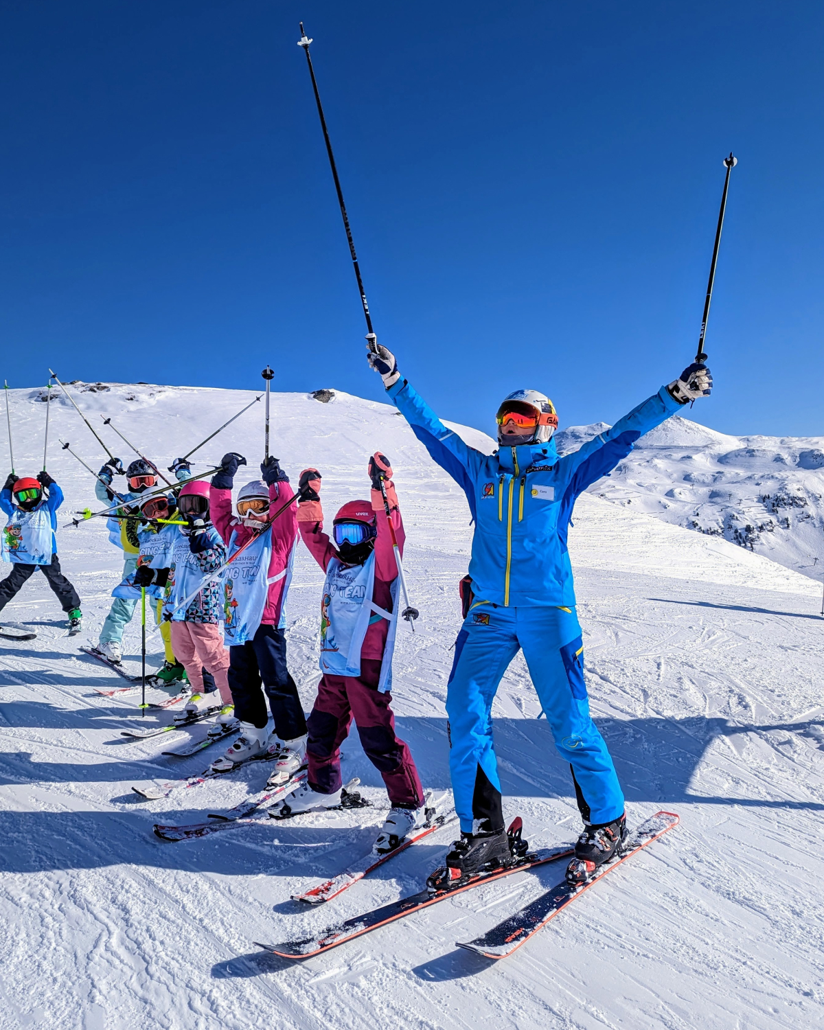 Skifahren im Skikurs mit Jugendlichen