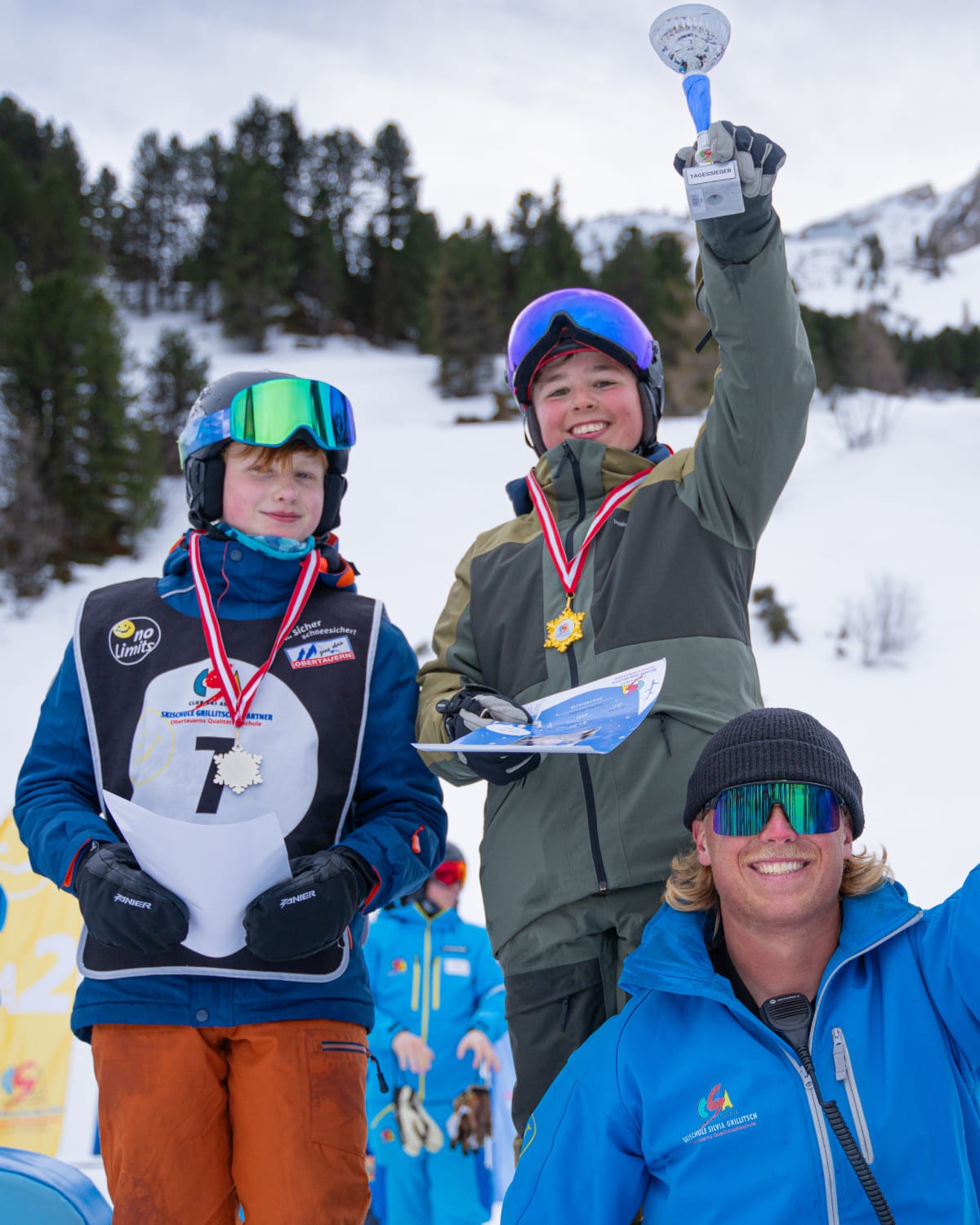 Sieger bei der Siegerehrung am Podest