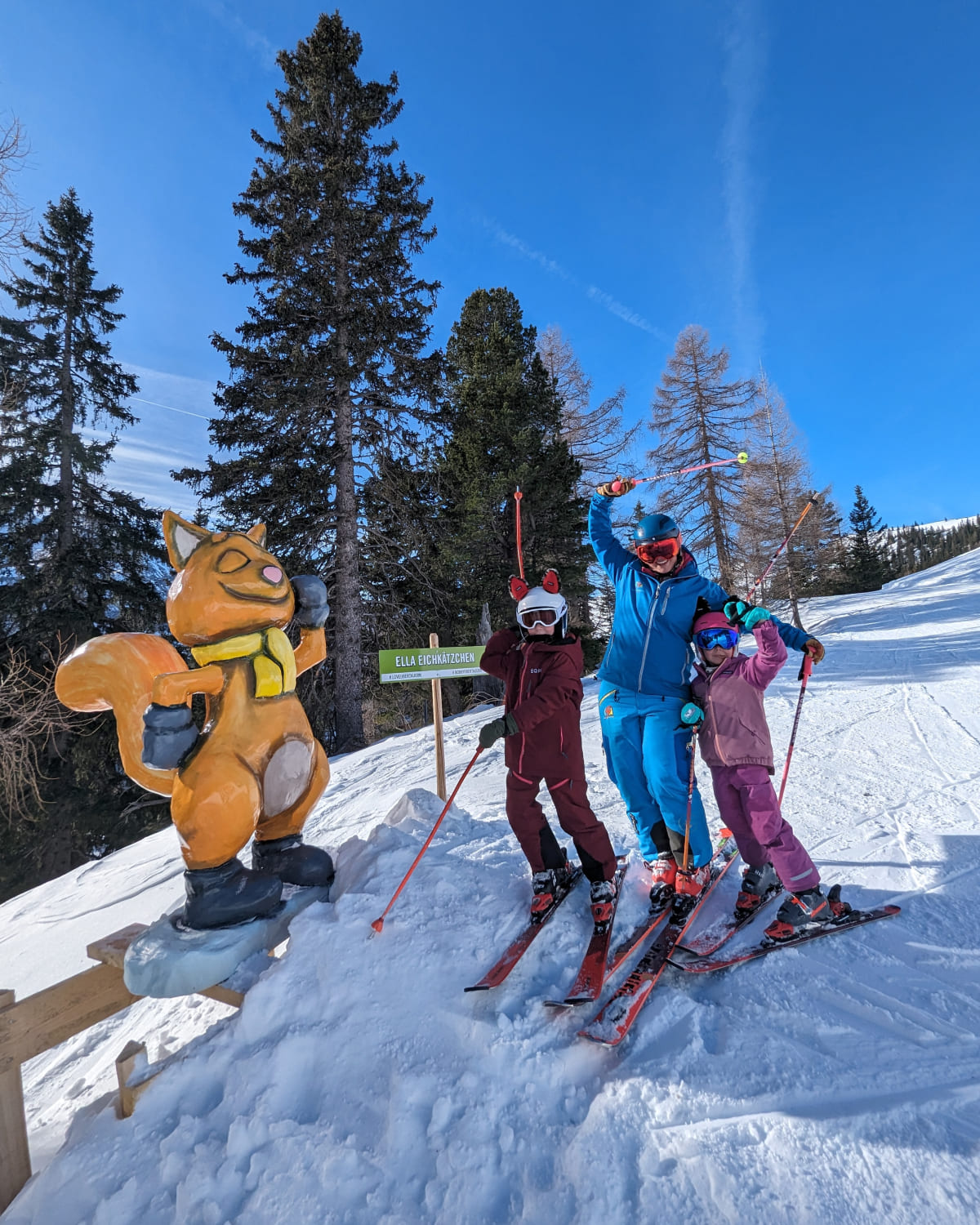 Ella Eichhörnchen und CSA Skilehrerin mit Kindern im Skigebiet Obertauern