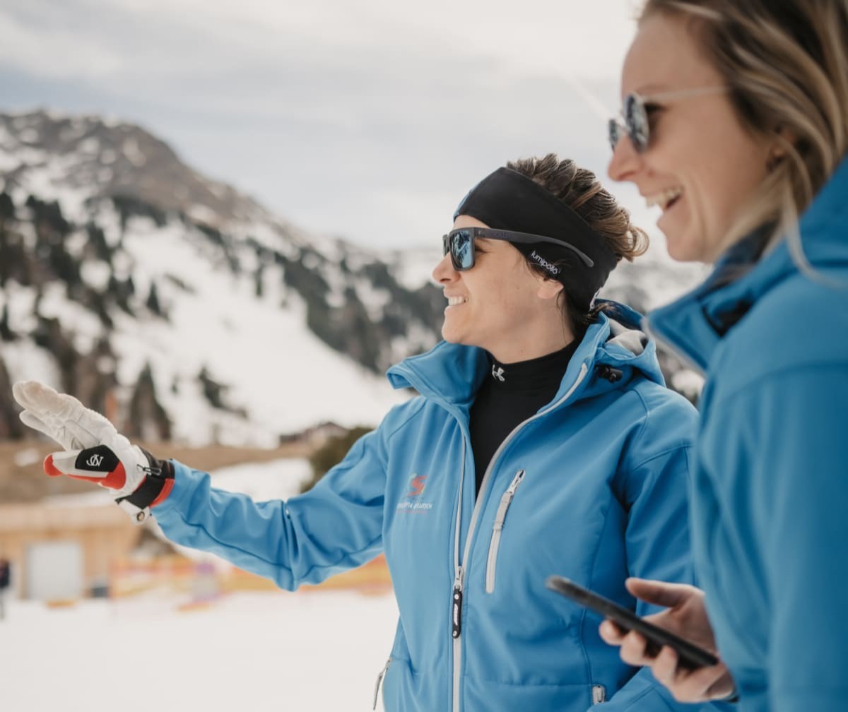 Silvia Grillitsch und Mitarbeiterin beim Skirennen