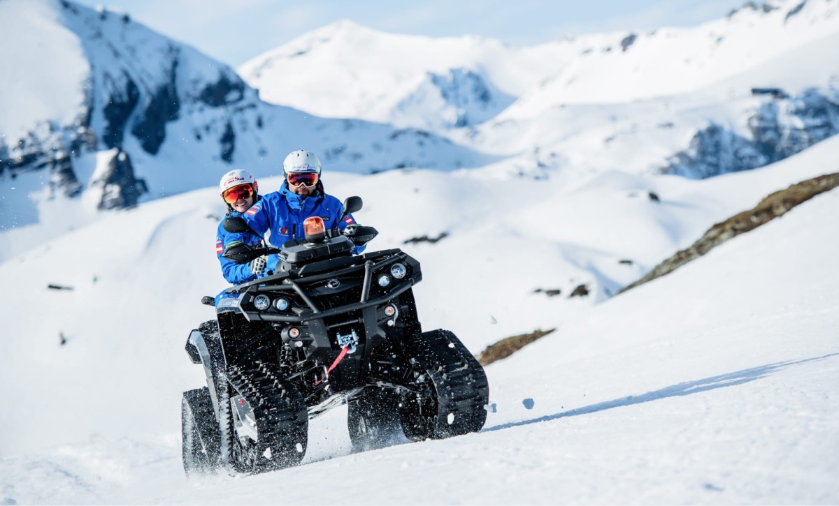Skilehrer auf dem Quad